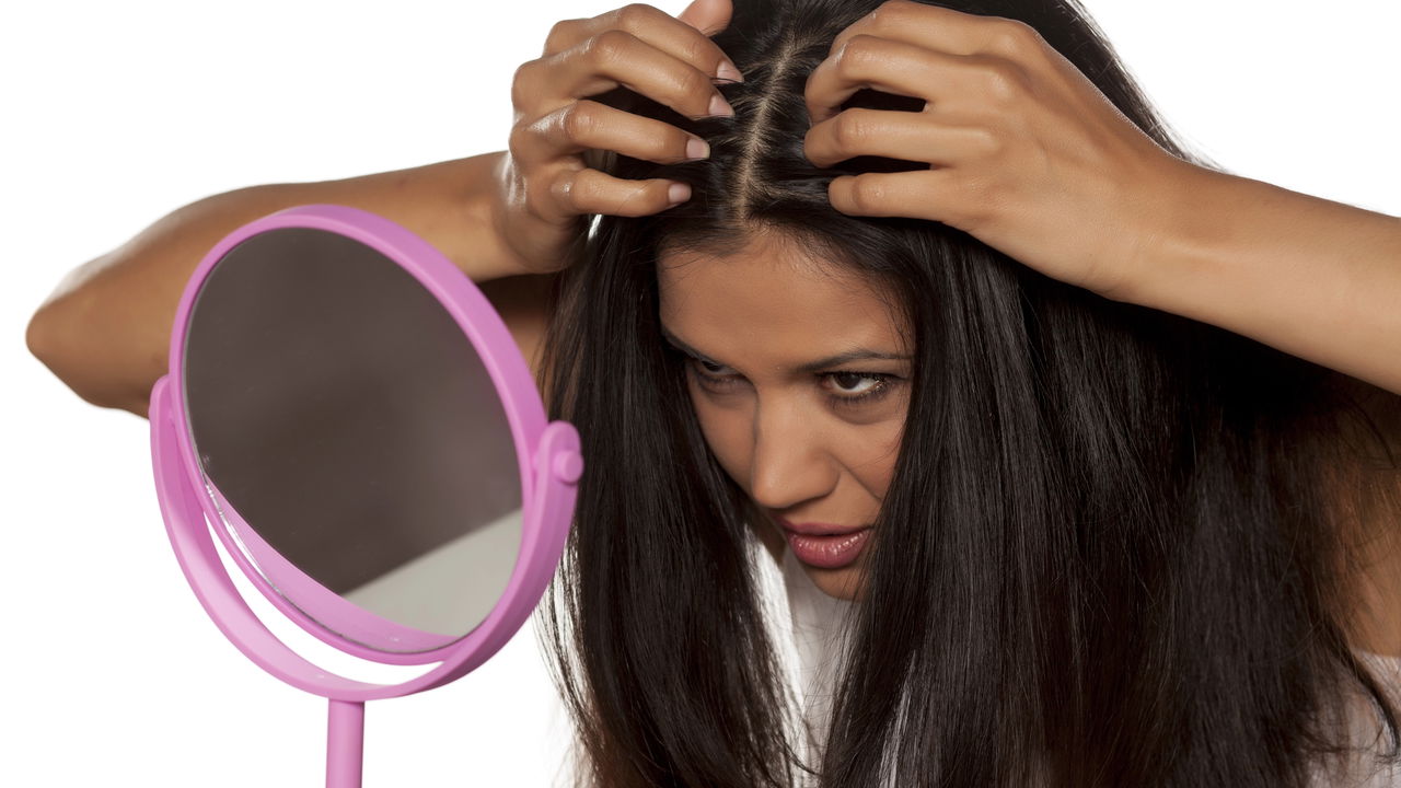 Passar por procedimentos químicos no cabelo é uma prática comum para quem deseja mudar o visual, mas pode provocar efeitos colaterais indesejados