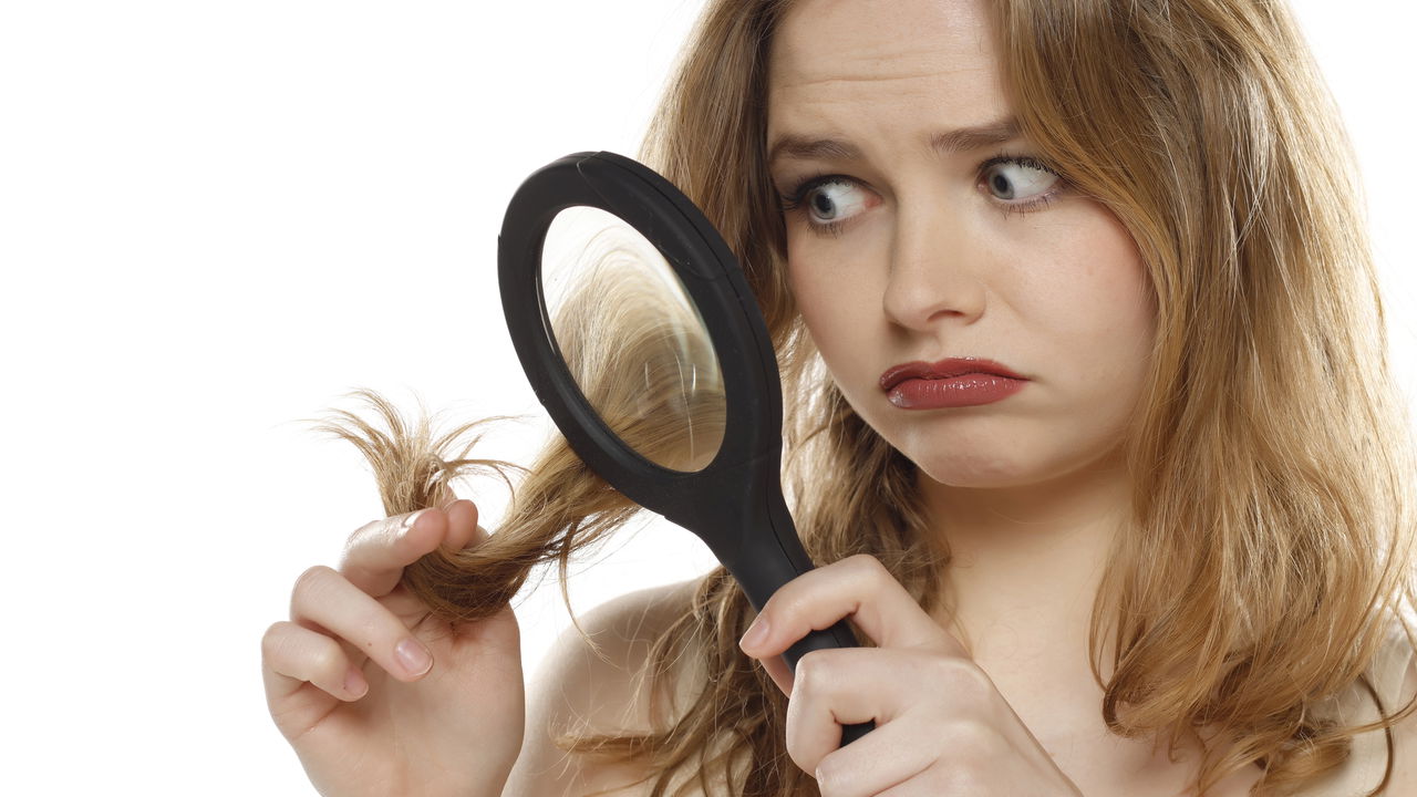 Quando o cabelo não responde a nenhum tratamento, a frustração é comum. Nesses casos, mesmo ao apostar em hidratação, nutrição ou reconstrução, os fios permanecem opacos