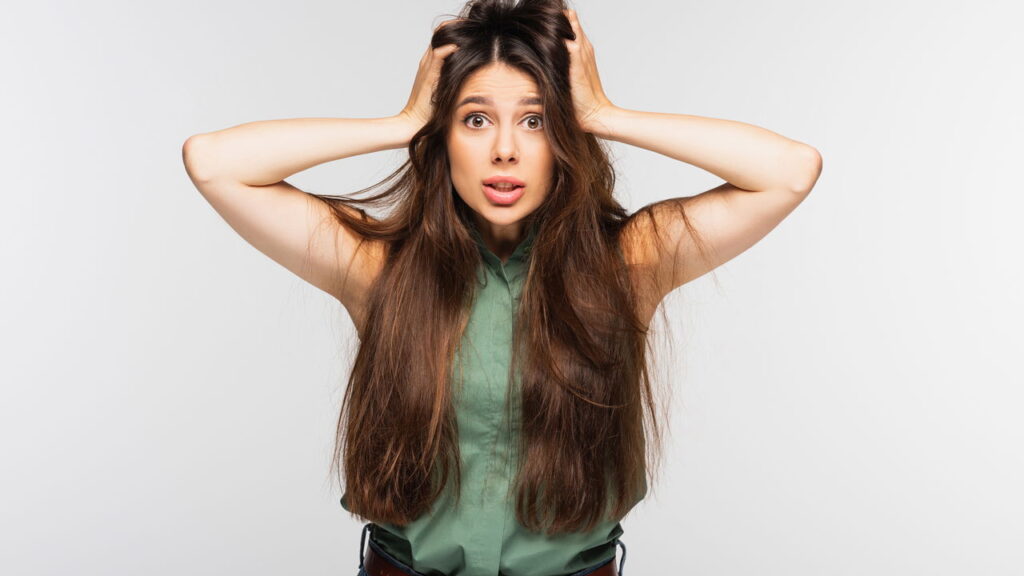 Quando o cabelo não responde a nenhum tratamento, a frustração é comum. Nesses casos, mesmo ao apostar em hidratação, nutrição ou reconstrução, os fios permanecem opacos