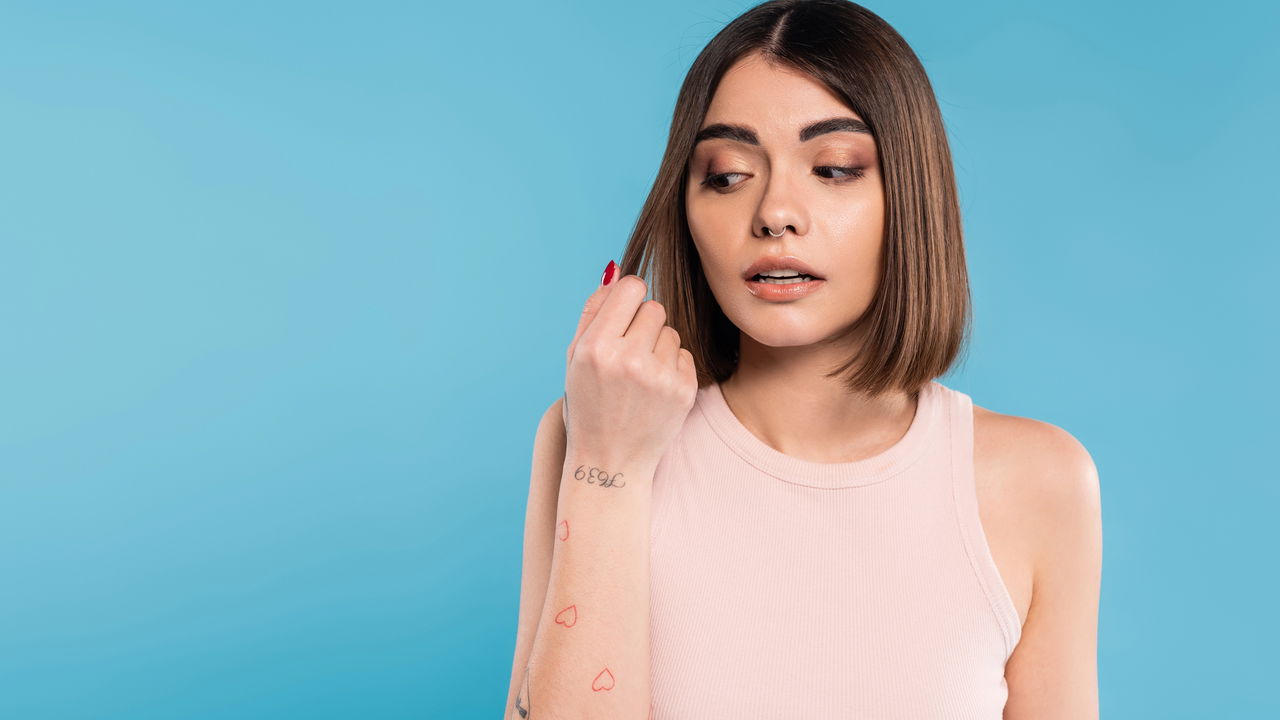 Com a chegada do fim do verão, é comum perceber um aumento na queda de cabelo. Essa situação pode gerar preocupação, mas normalmente faz parte de um processo natural