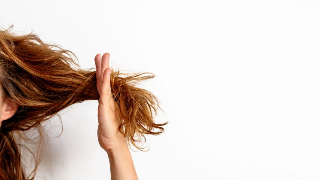 Com a chegada do fim do verão, é comum perceber um aumento na queda de cabelo. Essa situação pode gerar preocupação, mas normalmente faz parte de um processo natural