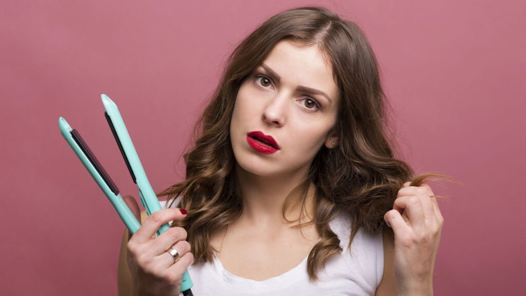 Se seus cabelos quebradiços estão precisando de cuidados após o uso excessivo de chapinha, este guia foi feito para você