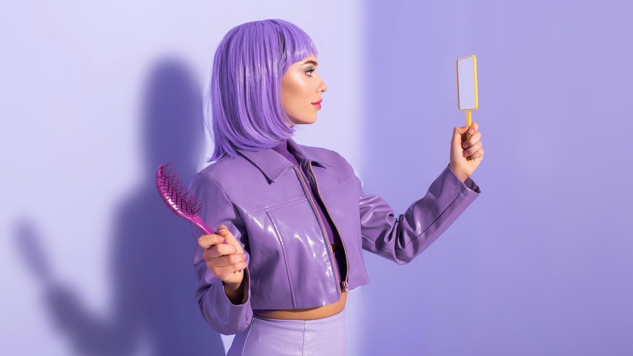 Transformar o visual com cabelo lilás tornou-se uma tendência cada vez mais presente entre aqueles que desejam inovar em estilo