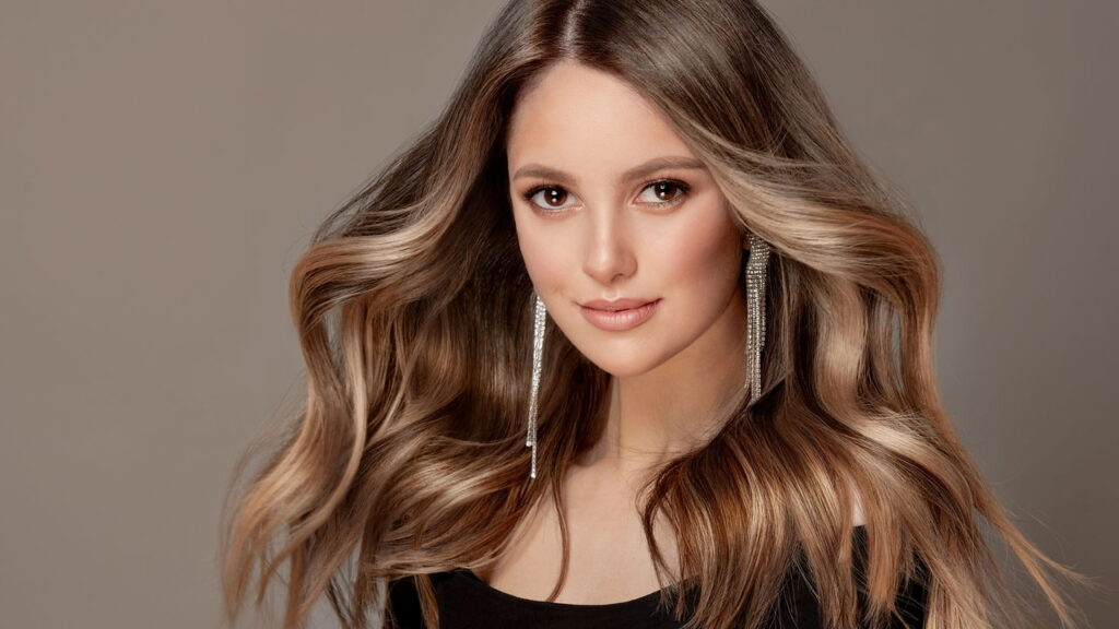 Manter o cabelo alinhado em dias de alta umidade exige disciplina e escolhas inteligentes em sua rotina