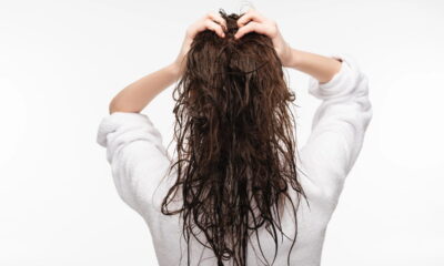 Se você tem o hábito de dormir de cabelo molhado, é hora de repensar essa prática