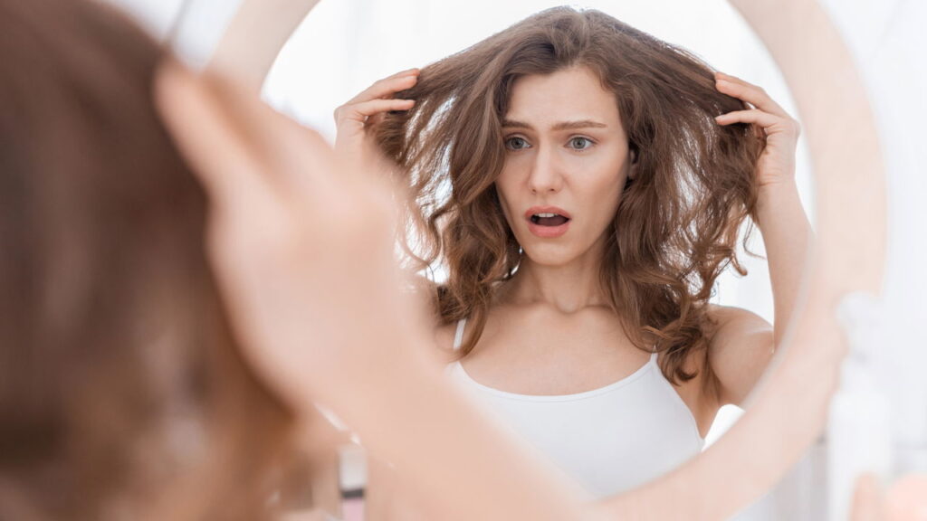 A troca frequente de produtos para cabelo, como shampoos, pode parecer uma prática inofensiva, mas será que isso realmente traz benefícios para os fios