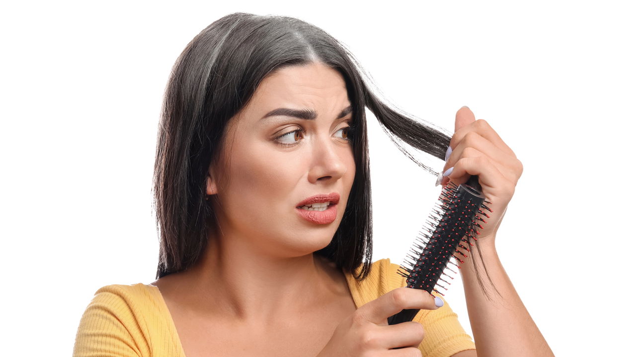 Quando o cabelo colorido começa a perder pigmento rapidamente, isso pode ser sinal de fragilidade dos fios ou de práticas inadequadas na rotina de cuidados