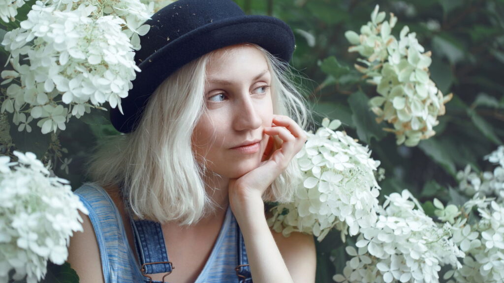 O loiro platinado é um dos tons de cabelo mais desejados atualmente, trazendo sofisticação e destaque