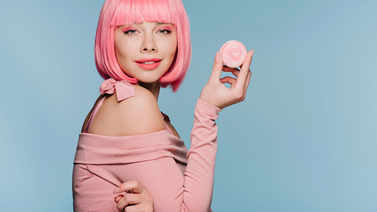 Transformar o visual pode ser uma aventura estilística, e o cabelo rosa bebê surge como uma escolha ousada e moderna