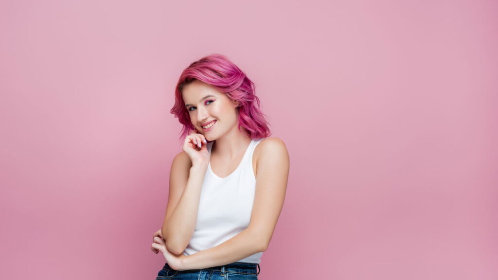 Transformar o visual pode ser uma aventura estilística, e o cabelo rosa bebê surge como uma escolha ousada e moderna