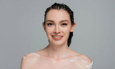 Manter o cabelo alinhado em dias de alta umidade exige disciplina e escolhas inteligentes em sua rotina