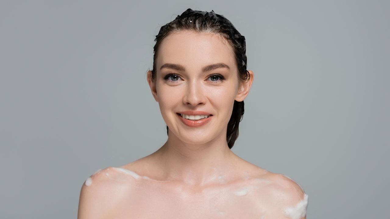 Manter o cabelo alinhado em dias de alta umidade exige disciplina e escolhas inteligentes em sua rotina