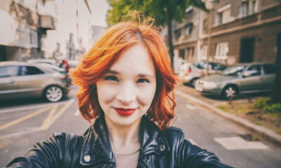 À medida que o outono se aproxima, novas tendências de cores de cabelo começam a surgir no radar da beleza