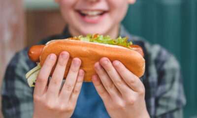 Entender o plural de palavras compostas como cachorro-quente é essencial para a escrita correta e para uma comunicação eficiente