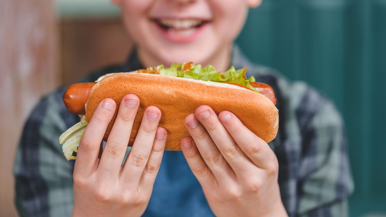 Entender o plural de palavras compostas como cachorro-quente é essencial para a escrita correta e para uma comunicação eficiente