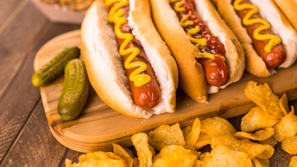 Entender o plural de palavras compostas como cachorro-quente é essencial para a escrita correta e para uma comunicação eficiente