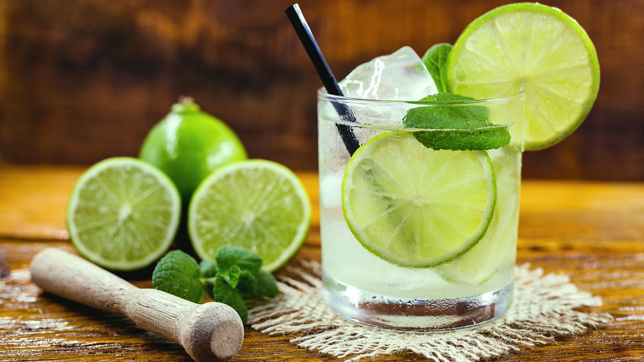 Esse segredo no preparo da caipirinha muda totalmente o sabor