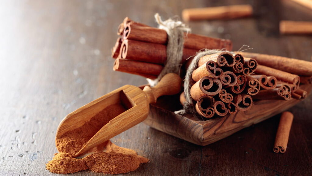 Misturar canela em pó na terra das suas plantas é um truque simples, mas eficaz, que pode surpreender até os jardineiros mais experientes