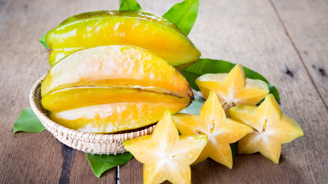 A carambola é uma fruta tropical apreciada pelo seu sabor adocicado e formato inconfundível em estrela. Cultivar carambola pode ser simples e prazeroso
