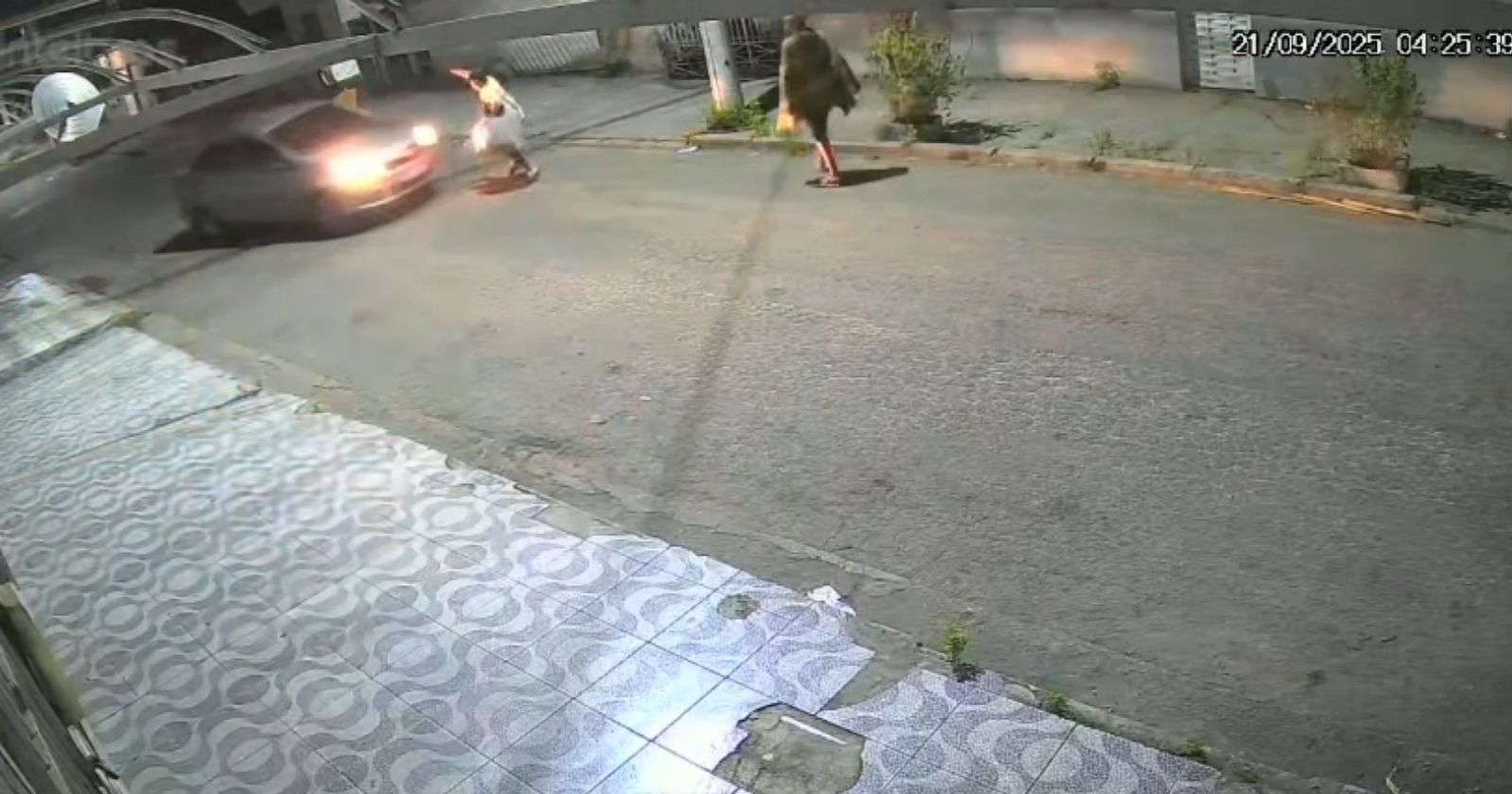 Motorista reage a assalto e atropela criminosos em São Gonçalo