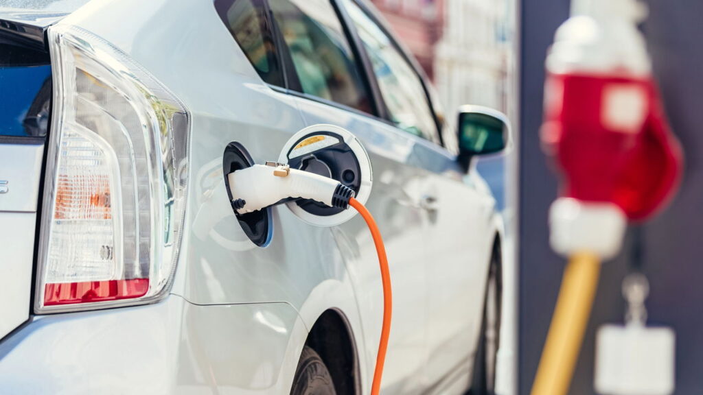 O que acontece com a bateria de um carro elétrico após 10 anos de uso?