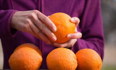 As cascas de laranja vão muito além de aromatizar ambientes ou espantar insetos. Aproveitá-las na limpeza doméstica representa