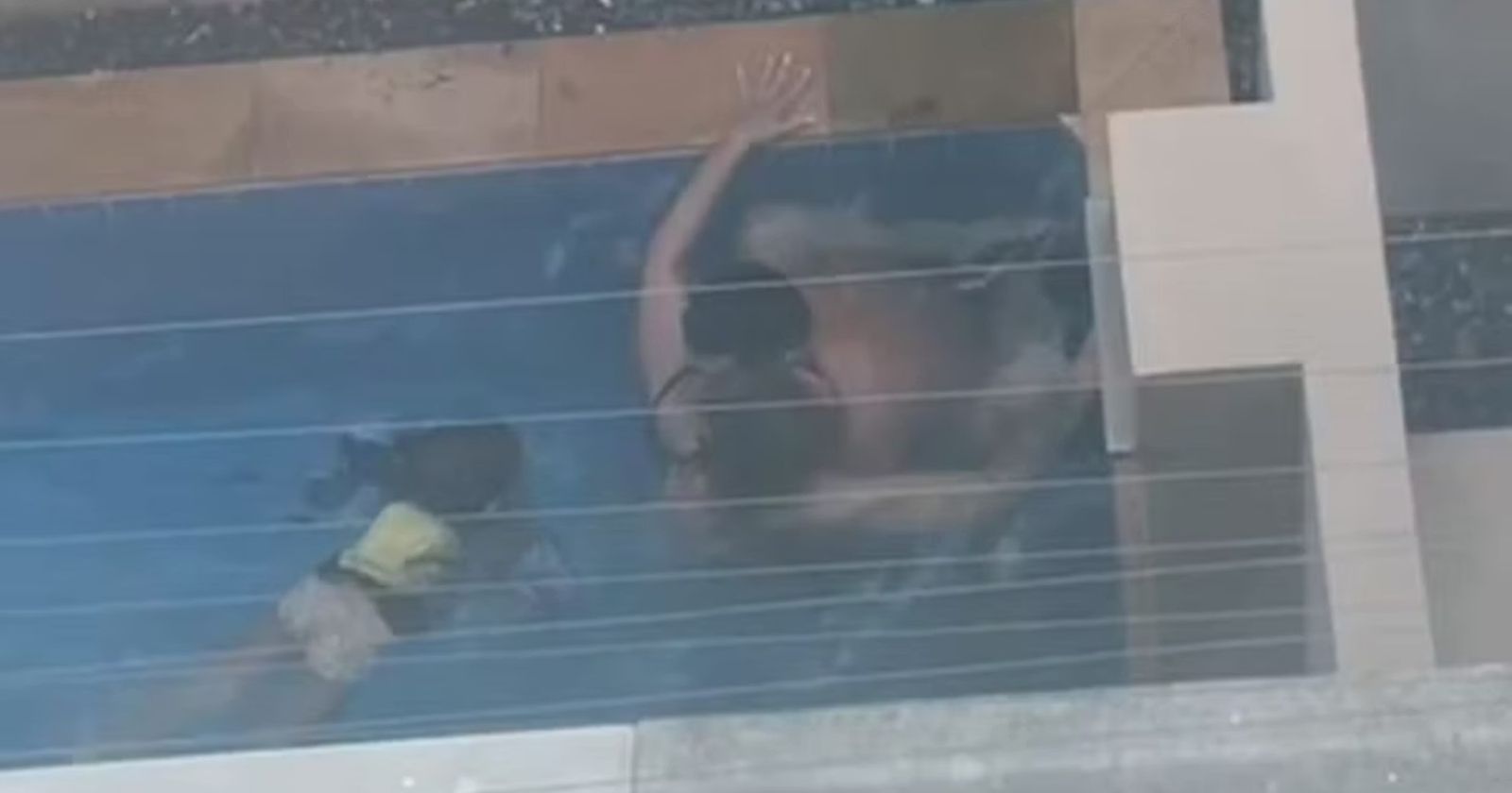 Casal é flagrado em momento íntimo na piscina do condomínio na frente de criança
