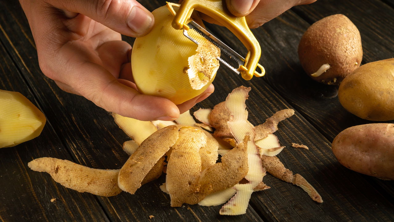 As cascas de batata oferecem uma solução surpreendente, econômica e ecológica para lustrar seus talheres