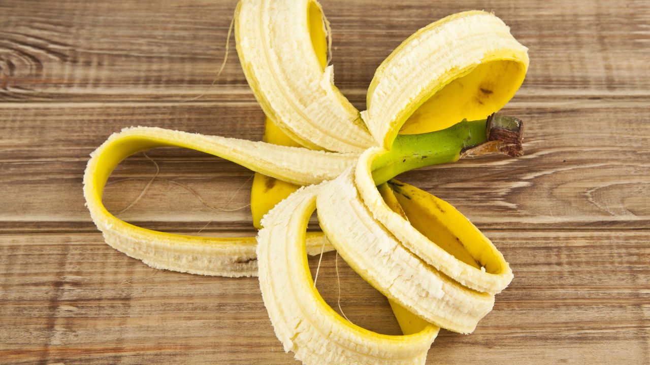 A mistura de casca de banana e vinagre pode parecer inusitada, mas possui aplicações surpreendentes e benéficas.