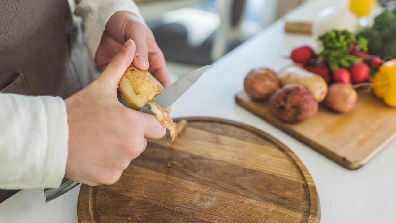Transformar cascas de batata em adubo é uma alternativa sustentável e eficaz para reduzir o desperdício doméstico e melhorar a qualidade do solo de forma natural