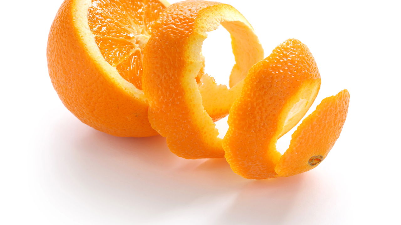 As cascas de laranja são muitas vezes negligenciadas e acabam indo direto para o lixo, mas seu potencial vai muito além do descarte