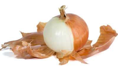 Descubra um método surpreendente e extremamente natural para deixar suas panelas brilhando: as cascas de cebola