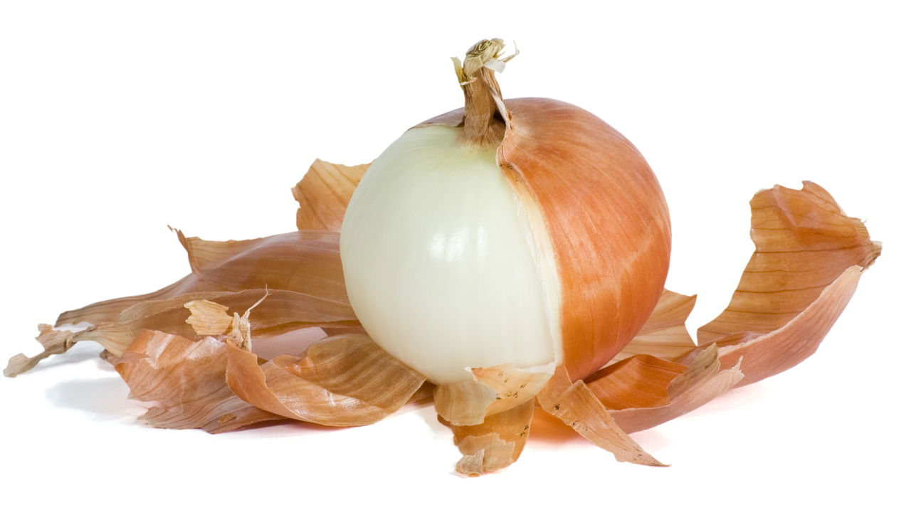 Descubra um método surpreendente e extremamente natural para deixar suas panelas brilhando: as cascas de cebola