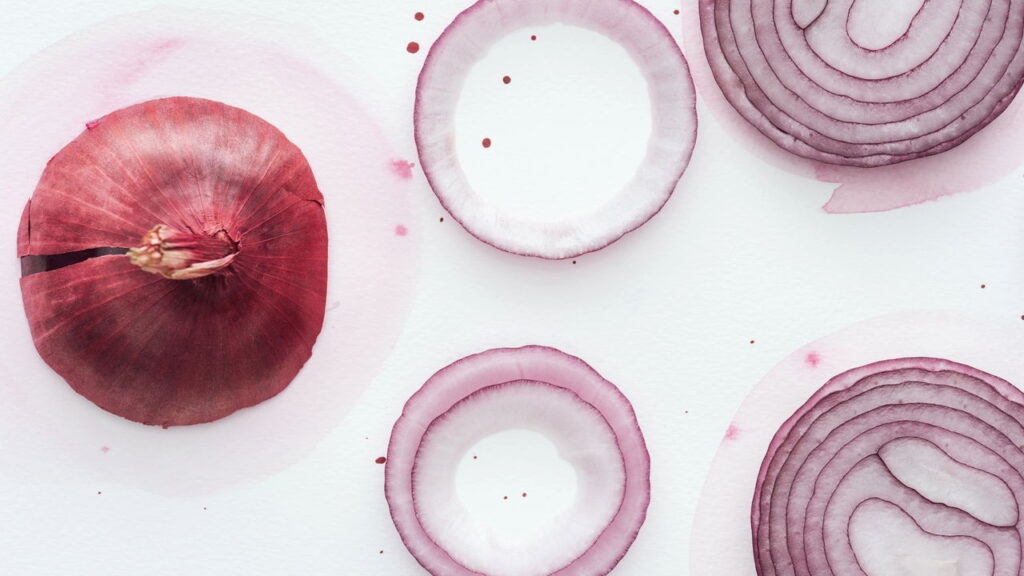 Guardar cebola cortada na geladeira é uma prática comum nas cozinhas, pois facilita o preparo das refeições