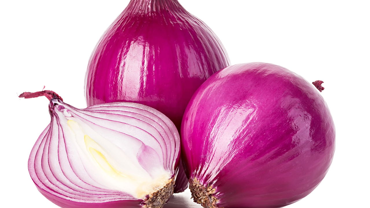 Guardar cebola cortada sem proteção pode parecer prático, mas essa prática tende a causar problemas importantes