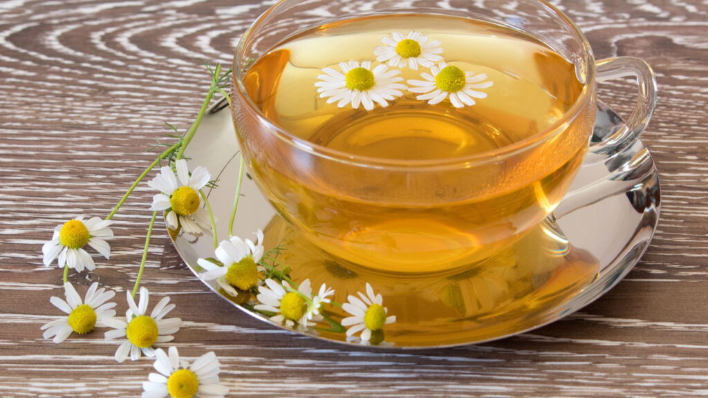 Chá que alivia cólicas de forma natural e eficaz