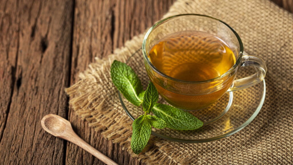 Os benefícios dos chás caseiros para saúde e bem-estar