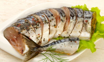 Neutralizar o cheiro de peixe pode ser um grande desafio na cozinha, especialmente após o preparo de pratos frescos. As cascas de batata destacam-se como uma solução prática