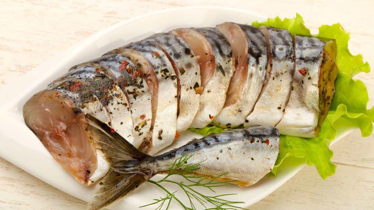 Neutralizar o cheiro de peixe pode ser um grande desafio na cozinha, especialmente após o preparo de pratos frescos. As cascas de batata destacam-se como uma solução prática