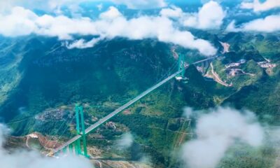 Vista aérea da nova ponte recordista em Guizhou, China