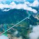 Vista aérea da nova ponte recordista em Guizhou, China