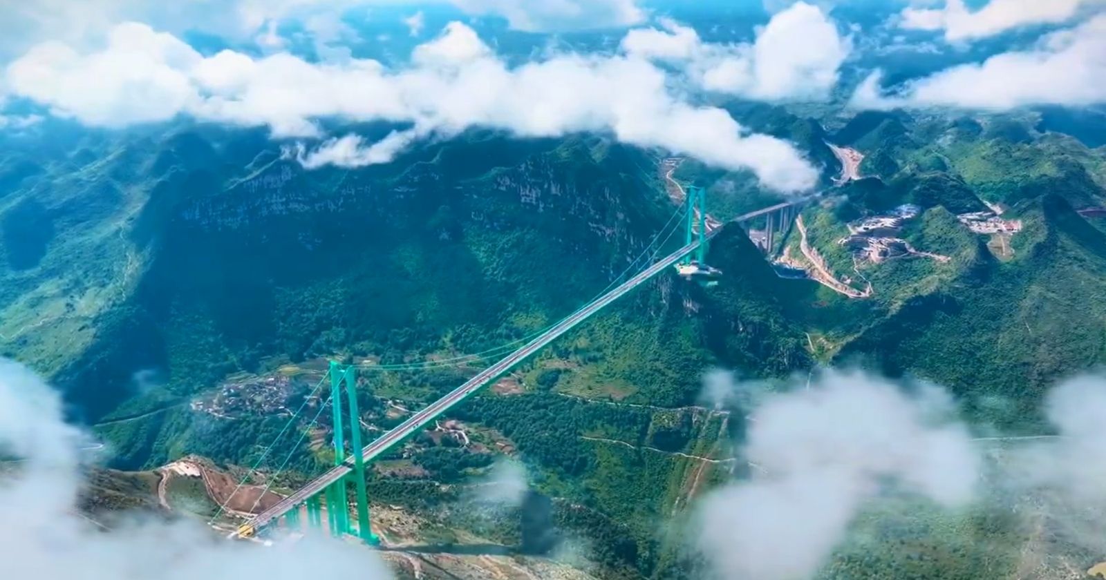Vista aérea da nova ponte recordista em Guizhou, China