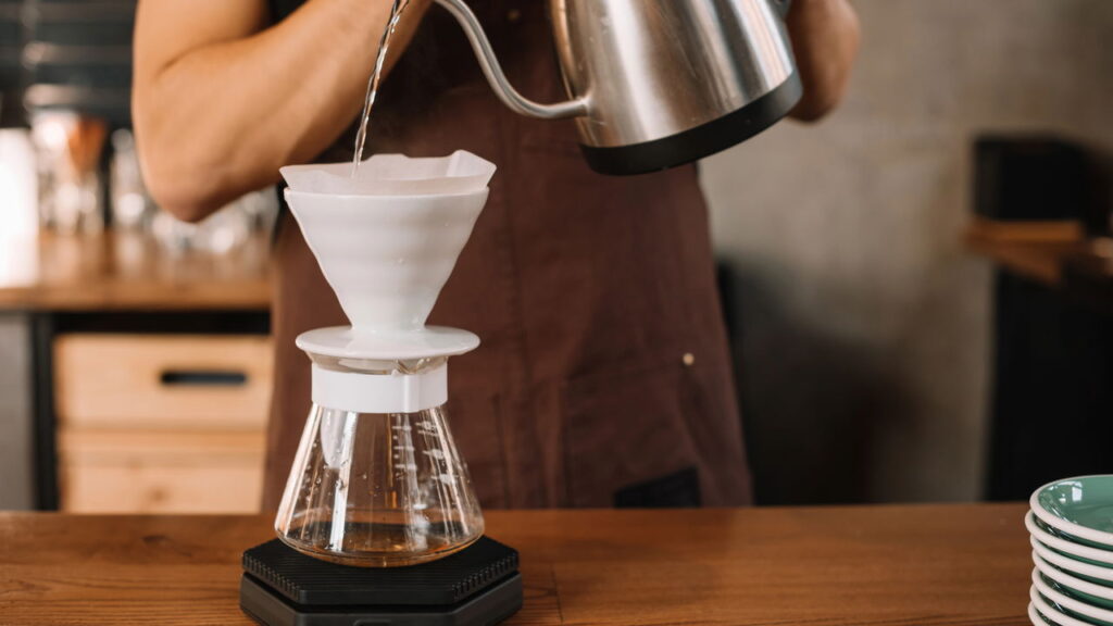 O coador de café é um item essencial na culinária mundial, sendo presente em lares, bares e cafeterias ao redor do globo