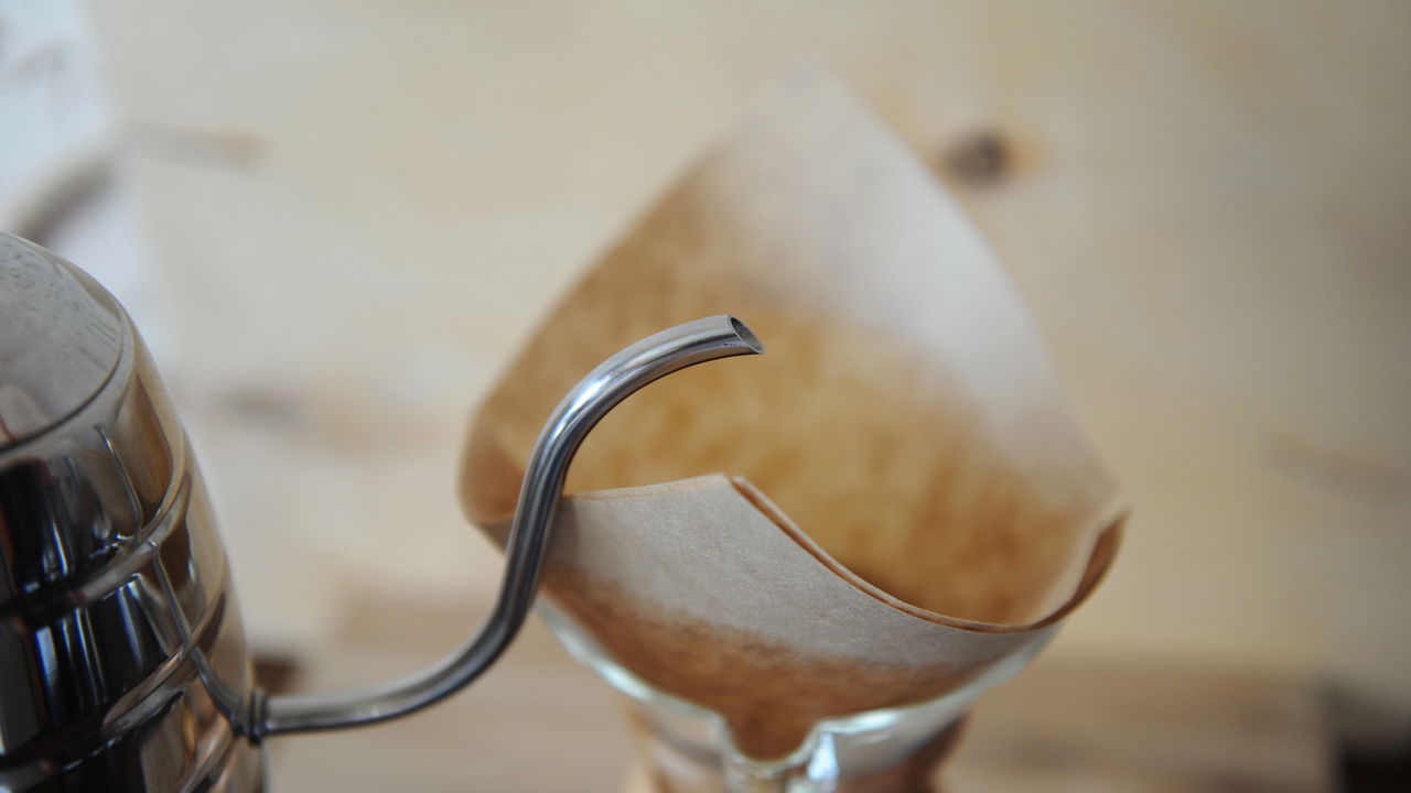 O coador de café é um item essencial na culinária mundial, sendo presente em lares, bares e cafeterias ao redor do globo