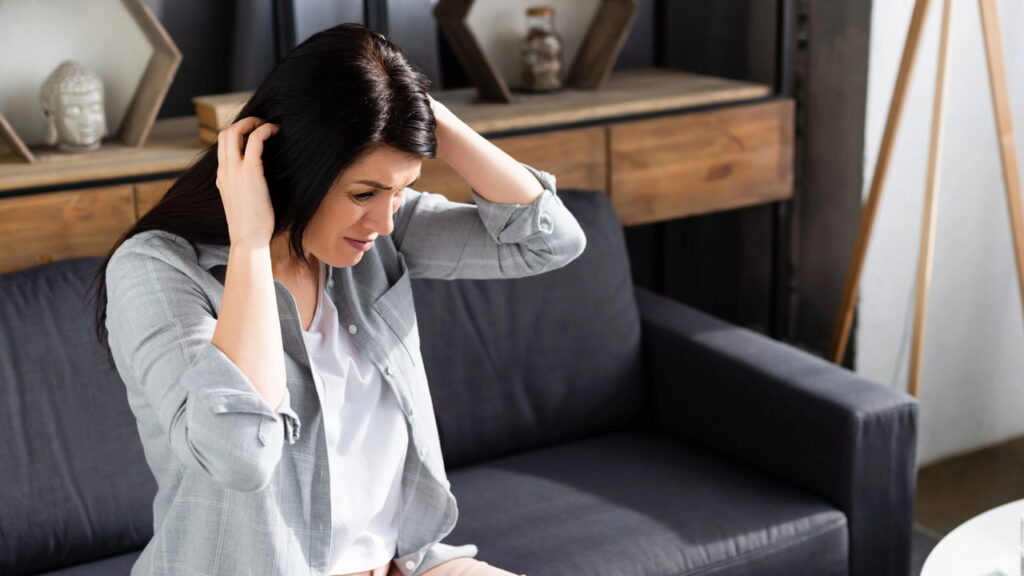 Pintar o cabelo é uma prática comum entre pessoas que desejam mudar o visual, realçar a cor dos fios ou cobrir os cabelos brancos