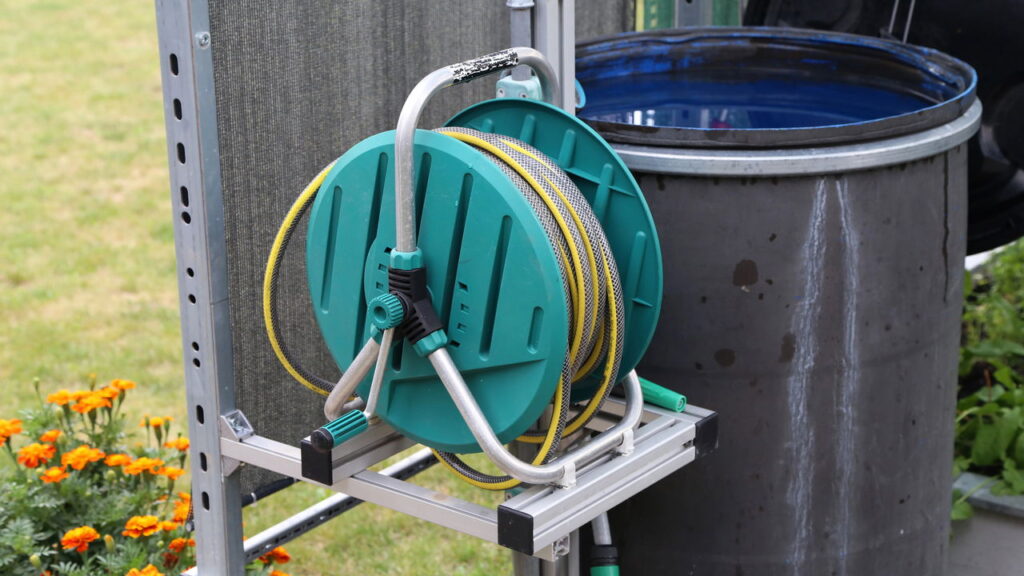 Regar plantas com água da chuva armazenada pode trazer inúmeros benefícios ao jardim. Aproveitar esse recurso natural não só melhora a saúde das plantas