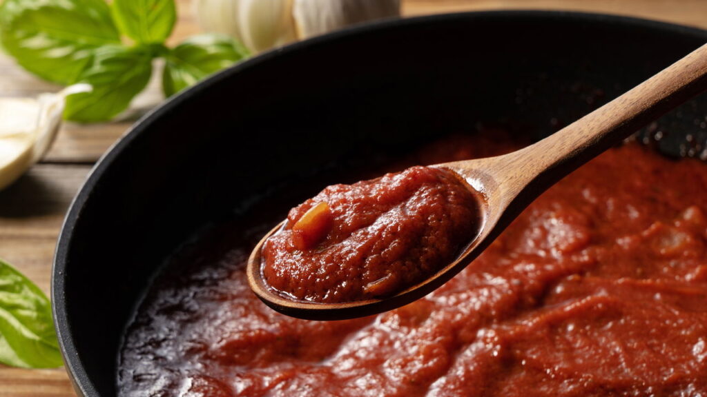 Aprender a usar farinha para engrossar molhos é essencial na arte culinária. Molhos bem preparados dão textura e sabor marcante aos pratos, e a técnica correta evita empelotamentos,