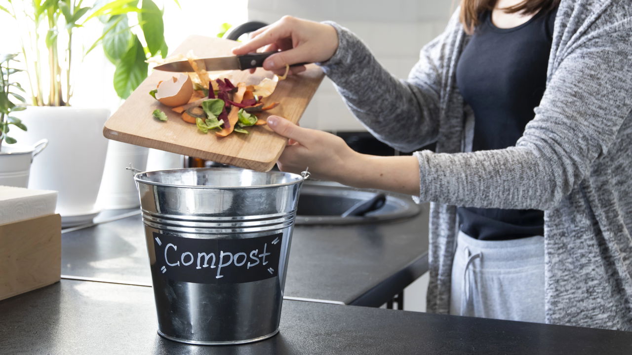 Transformar restos de alimentos em adubo orgânico é totalmente possível mesmo morando em espaços pequenos
