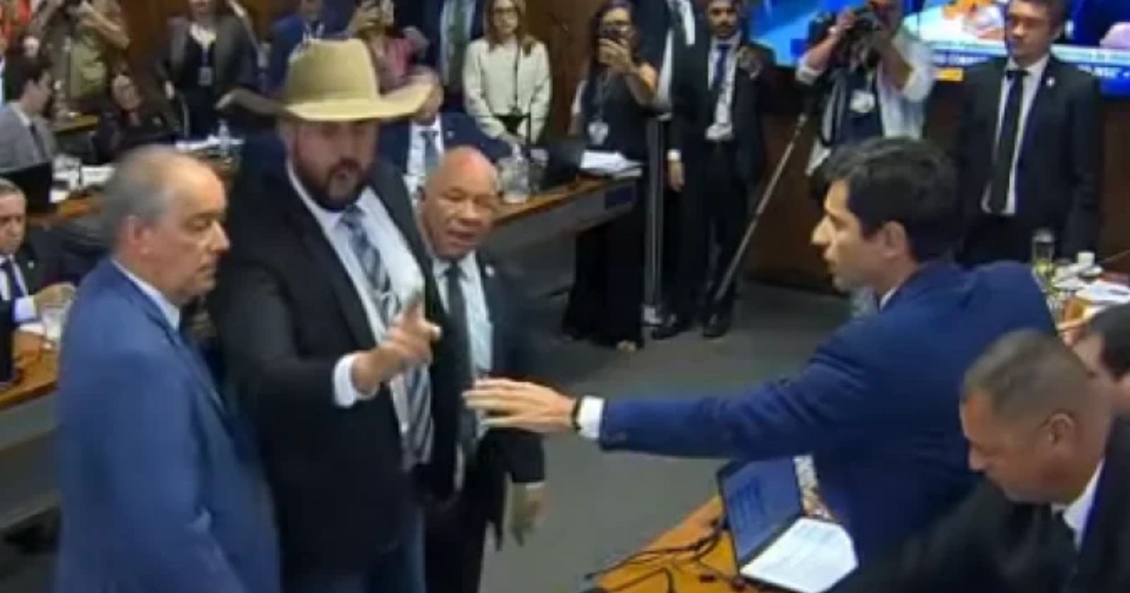 Confusão na CPMI do INSS suspende depoimento no Senado