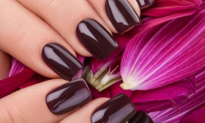 As unhas escuras permanecem como uma escolha atemporal, trazendo elegância e mistério às mãos